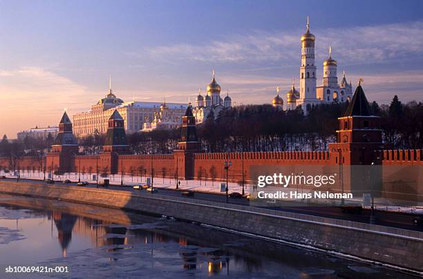 russia, moscow, church of archangel michael and assumption cathedral behind kremlin wall at sunrise - orthodoxie russe photos et images de collection