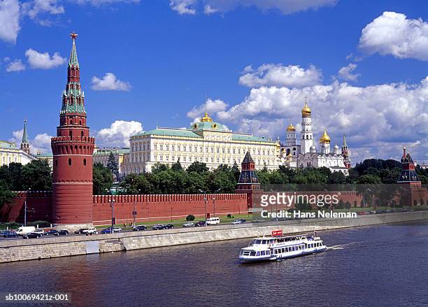 russia, moscow, kremlin and cruise boat on moscva river - kremlin stock-fotos und bilder