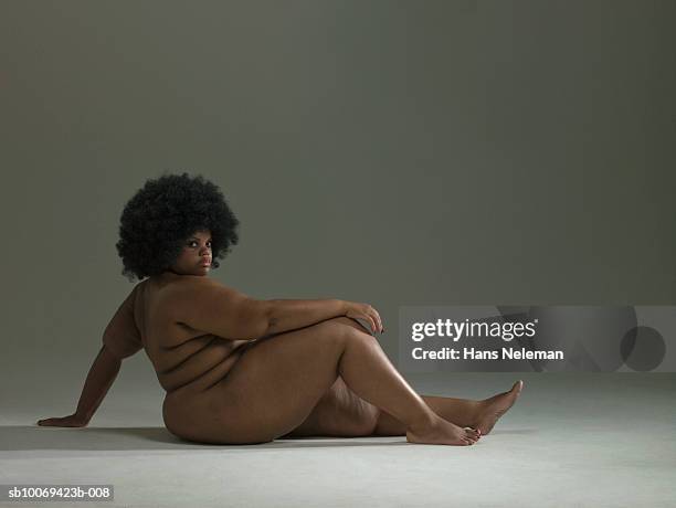 naked woman sitting on floor, portrait - chubby foto e immagini stock