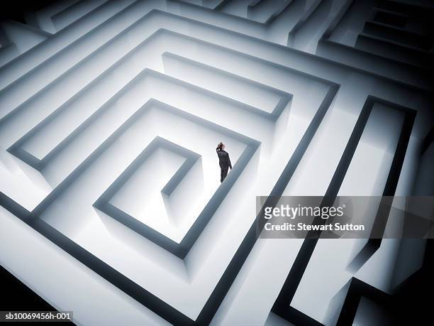 man trapped in giant maze - stuck - fotografias e filmes do acervo