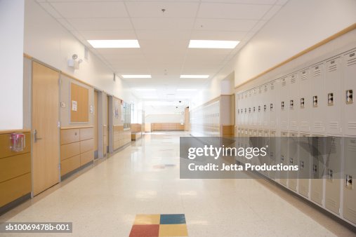 Armadietti nel corridoio di scuola vuota Armadietti nel corridoio di scuola vuota
