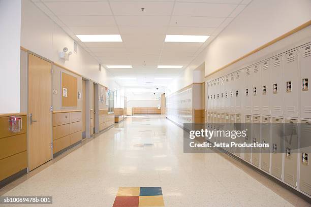 lockers in empty high school corridor - schoolgebouw stockfoto's en -beelden