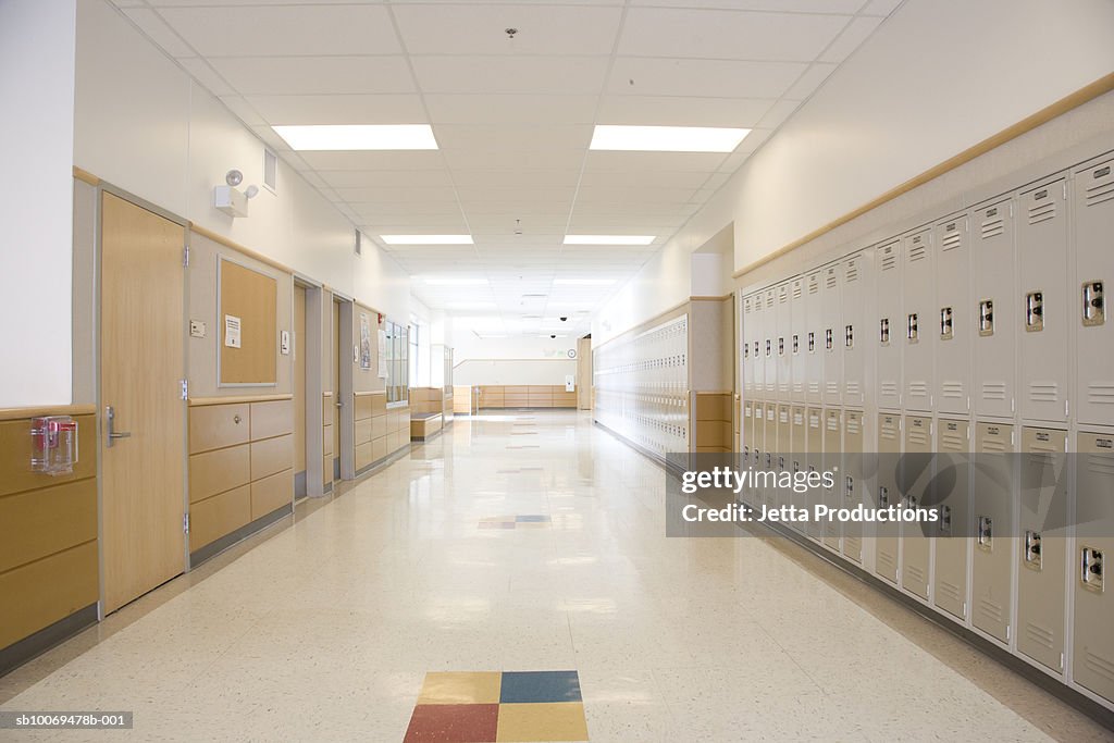 Vazio armários no corredor da Escola Secundária