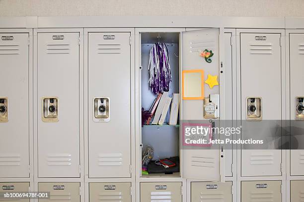 apri armadietto alla high school - locker foto e immagini stock