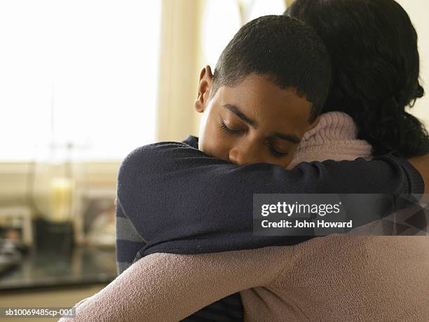 jungen (12-13) umarmen mutter wie zu hause fühlen. - mama kind kuscheln stock-fotos und bilder