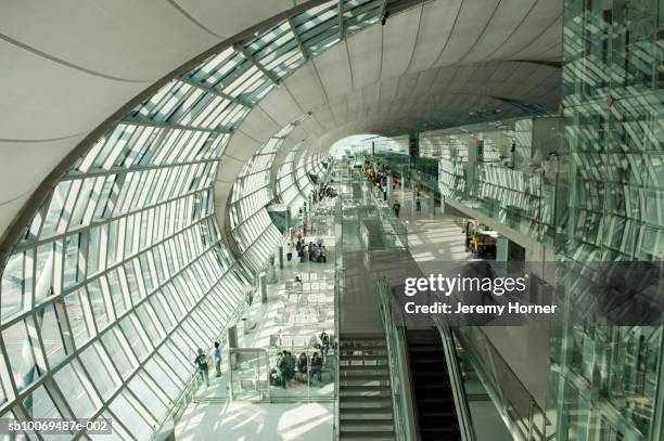 thailand, bangkok, passengers on airport, high angle view - aeroporto di suvarnabhumi foto e immagini stock