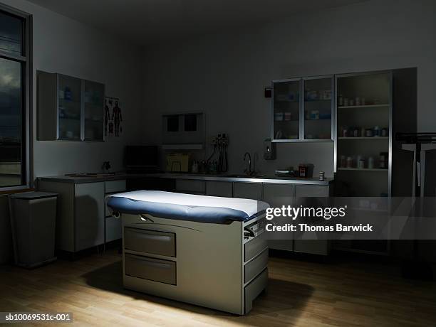 empty examination room with spotlight - allgemeinarztpraxis stock-fotos und bilder