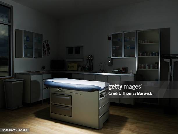 empty examination room with spotlight - doctors office stockfoto's en -beelden