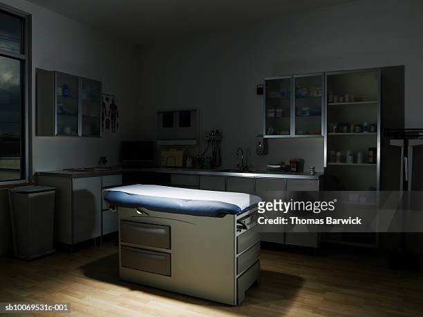 empty examination room with spotlight - doctors office - fotografias e filmes do acervo