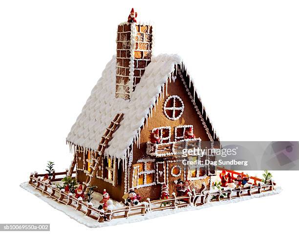 gingerbread house on white background, close-up - gingerbread house stockfoto's en -beelden