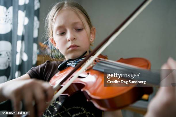 girl playing violin, close-up - dag 1 stock-fotos und bilder