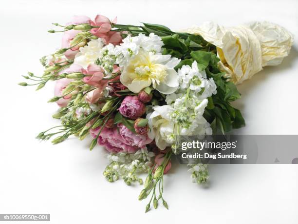 bouquet on white background, close-up - flower bouquet stockfoto's en -beelden