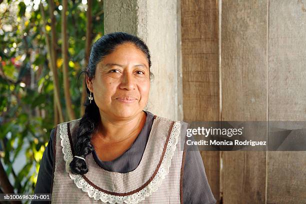 mexico, oaxaca, portrait of mature woman wearing apron - mujer mexicana fotografías e imágenes de stock