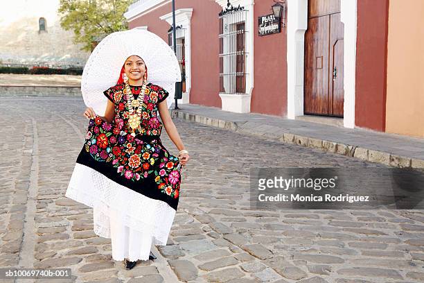 mexico, oaxaca, istmo, portrait of woman in traditional costume - oaxaca stock-fotos und bilder