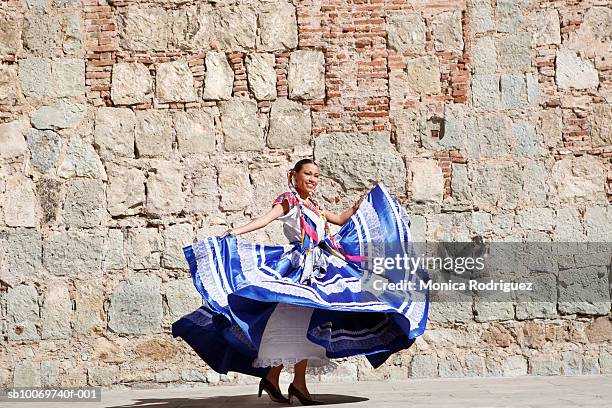 mexico, oaxaca, istmo, woman in traditional dress dancing - oaxaca stock-fotos und bilder