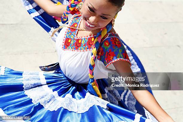 mexico, oaxaca, istmo, woman in traditional dress dancing - identidades culturales fotografías e imágenes de stock