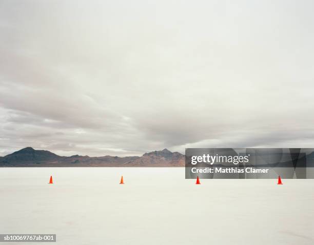 utah, salt lake city, traffic cones in salt lake - salt flat 個照片及圖片檔