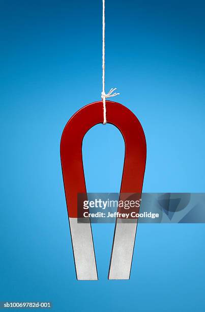magnet hanging on string, studio shot - íman em forma de ferradura imagens e fotografias de stock