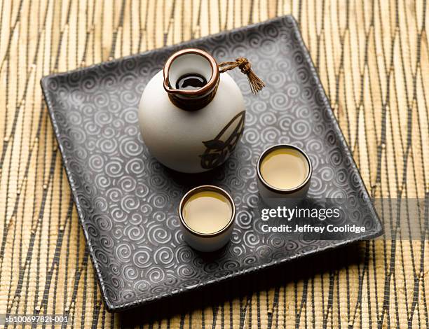 sake set on tray, elevated view - sake stock-fotos und bilder