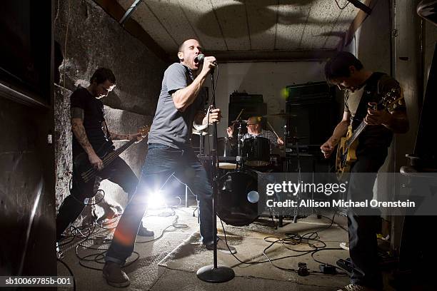 band rehearsing in practice space - grupo de entretenimento imagens e fotografias de stock