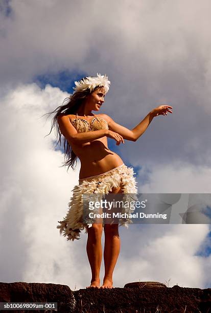 chile, easter island, young woman dancing, low angle view - polynesian culture fotografías e imágenes de stock