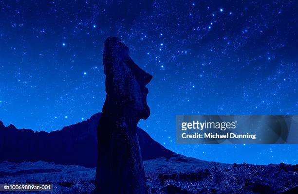 chile, easter island, moai statues at night - latin american civilizations - fotografias e filmes do acervo