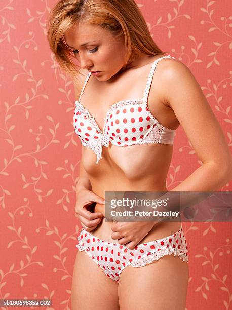teenage girl (16-17) pinching stomach - girls in bras photos 個照片及圖片檔