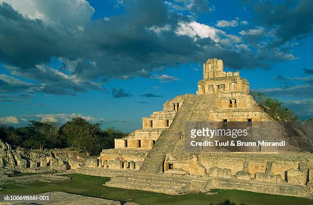 mexico, campeche, mayan piramide in edzna - maya foto e immagini stock