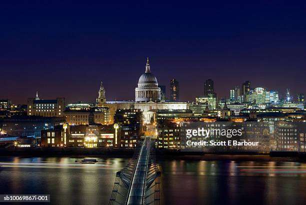 england, london, millennium bridge across thames to st. paul's cathedral at dusk - st pauls cathedral stockfoto's en -beelden