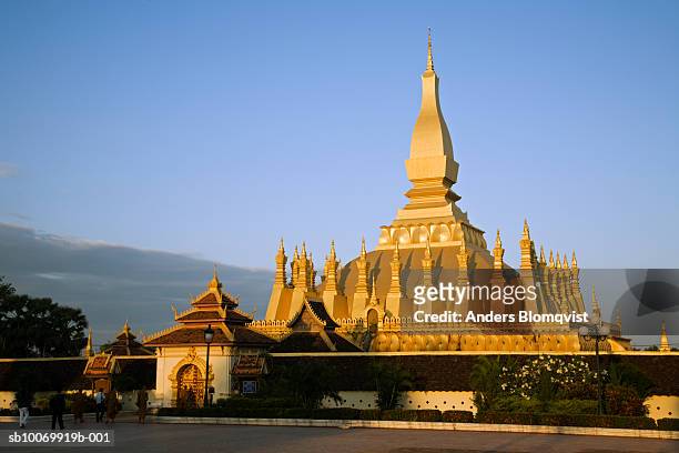 laos, vientiane, pha that luang stupa - laos vientiane stock-fotos und bilder
