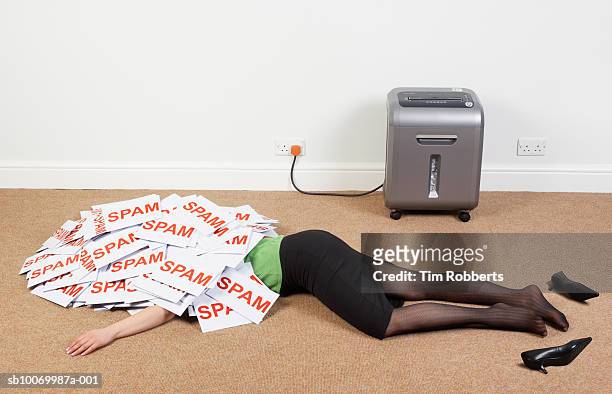 businesswoman lying on floor with pile of spam envelopes, low section - 死体 女性一人 ストックフォトと画像