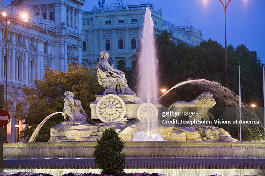 Spain, Madrid, Plaza de Cibeles with Fuente de Cibele at dusk
