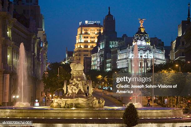 spain, madrid, plaza de cibeles with edificio metropolis and fuente de cibele at dusk - fuente de cibeles stock pictures, royalty-free photos & images