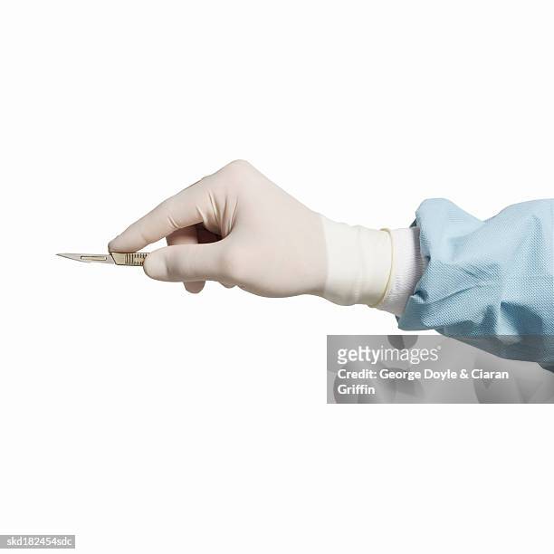 close-up of surgeon's hand holding scalpel - scalpel stockfoto's en -beelden
