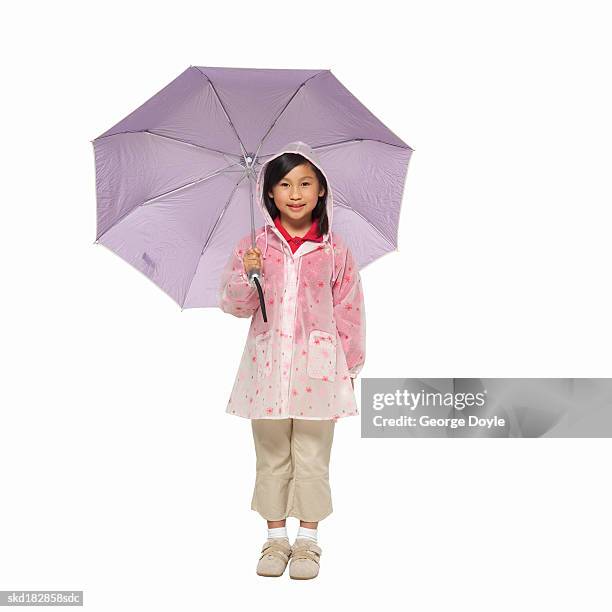 front view portrait of a girl (10-11) holding umbrella - roupa impermeável imagens e fotografias de stock