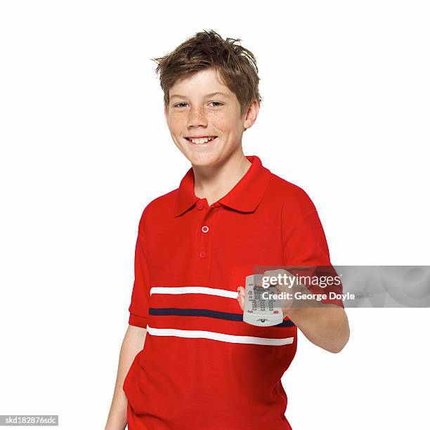 close up of a boy (12-13) holding a remote control - control photos et images de collection