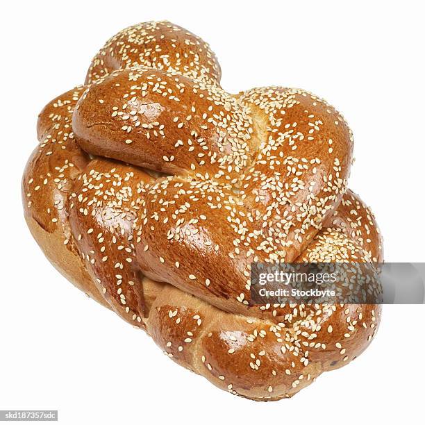 close up of challah bread - geflochtenes brot stock-fotos und bilder