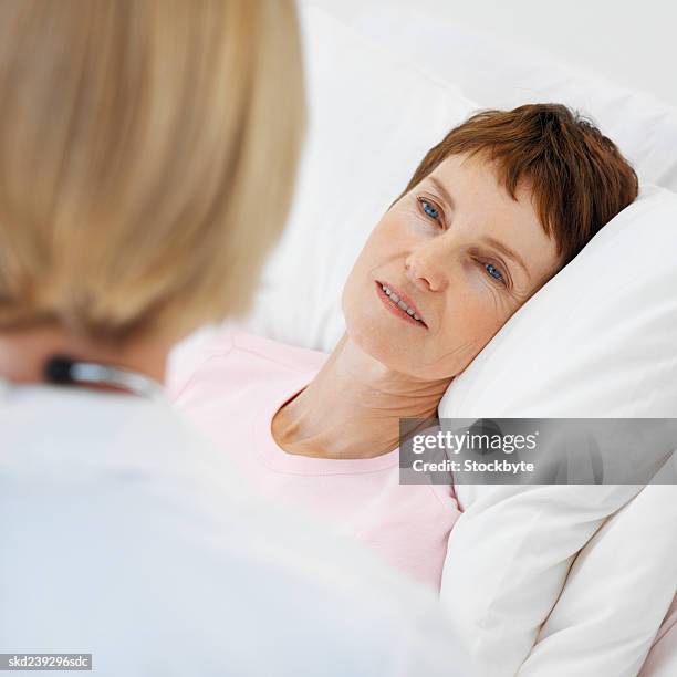 close-up of doctor talking to mature patient - contact avec les patients photos et images de collection