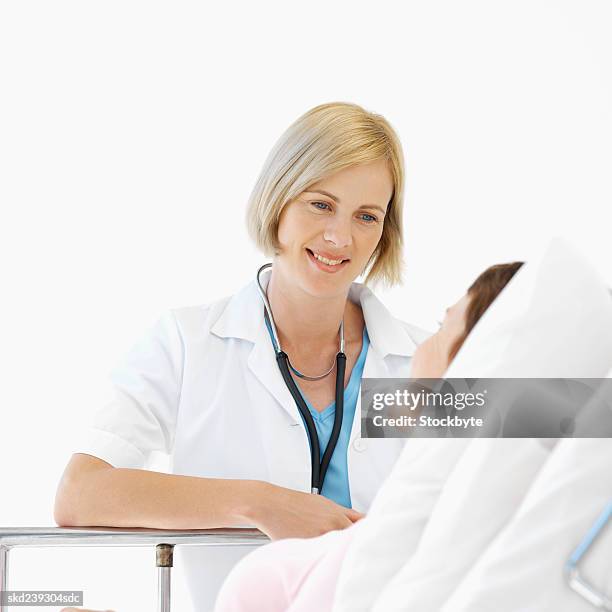 mid adult doctor talking to patient - contact avec les patients photos et images de collection