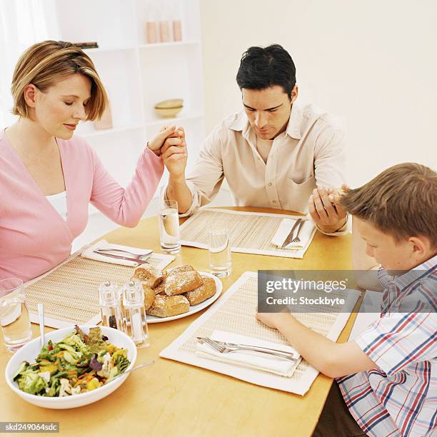 family saying grace - godsdienstvrijheid stockfoto's en -beelden