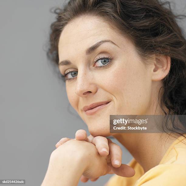 Hand Under Chain Portrait Of A Young Woman With Her Hand Under Her Chin Photos et images ...