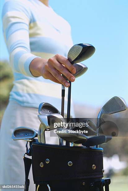 close-up of a woman's hand holding a golf club - golf club - fotografias e filmes do acervo