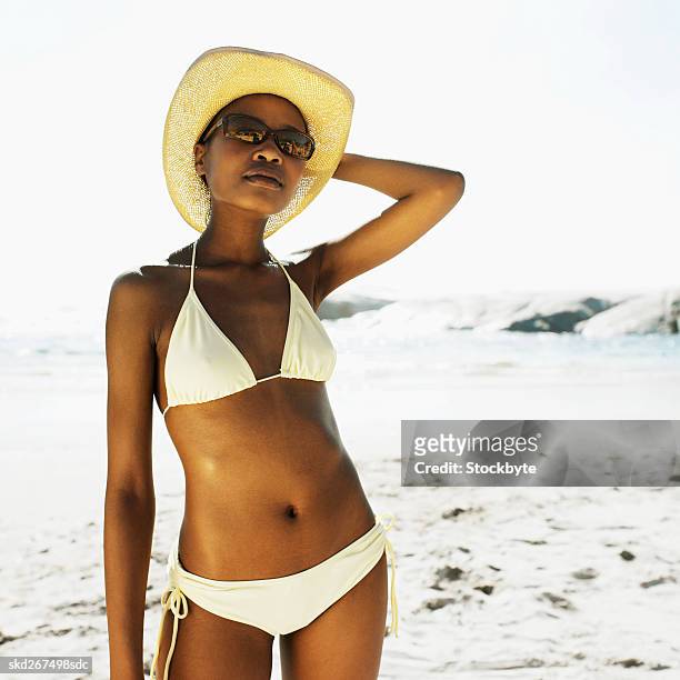 front view portrait of young woman wearing sunglasses and sun hat - une seule adolescente photos et images de collection