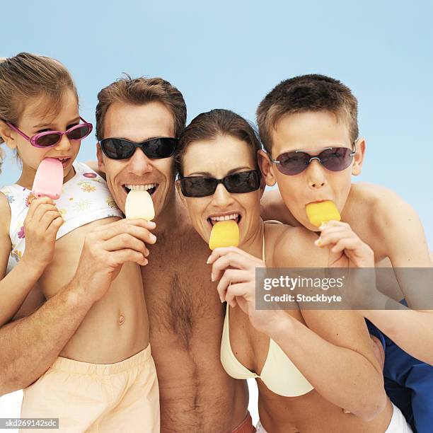 portrait of a family at the beach eating popsicles - travel16 ストックフォトと画像