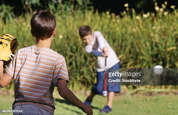 boys (10-12) playing baseball - vangershandschoen stockfoto's en -beelden