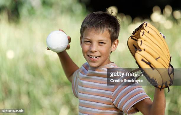 boy (11-12) throwing baseball - vangershandschoen stockfoto's en -beelden