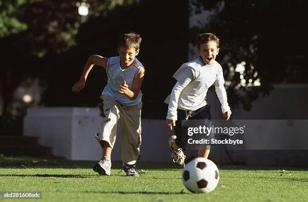 boys (10-12) playing football - 12 13 jaar stockfoto's en -beelden