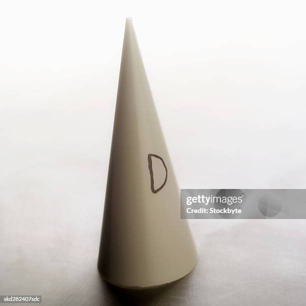 close-up of a dunce cap - olivia wilde co hosts event at birchbox soho in celebration of conscious commerce birchbox collaboration stockfoto's en -beelden