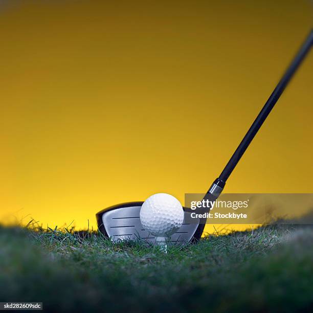 close-up of a golf ball and golf club - golf club - fotografias e filmes do acervo