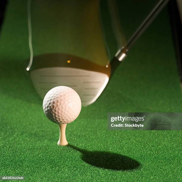 close-up of a golf ball and golf club - golf club - fotografias e filmes do acervo